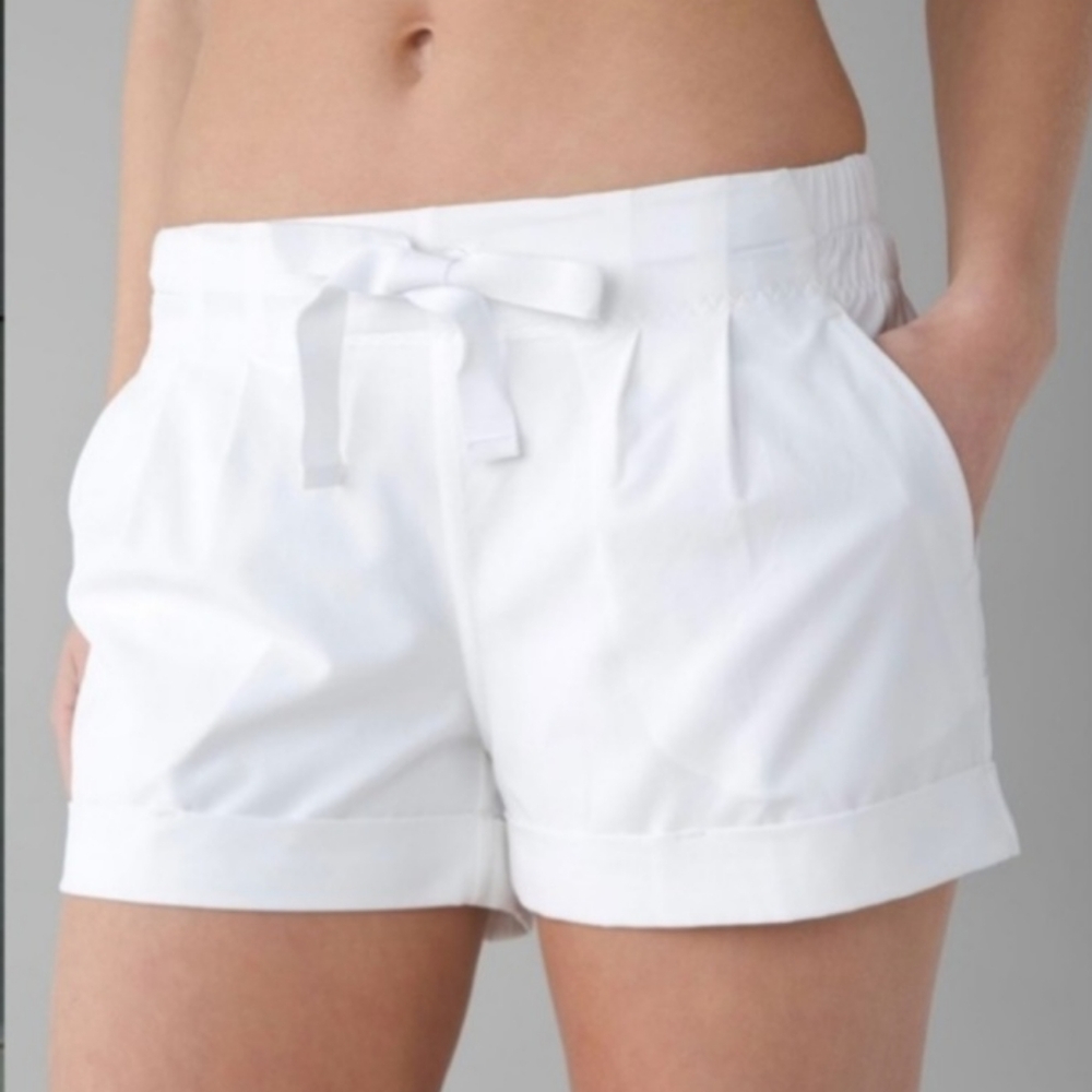 Lululemon Spring Break Away shorts White